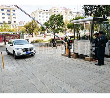 車牌智能識別系統(tǒng)的識別率是否會受到地域、物體和亮度等因素影響？